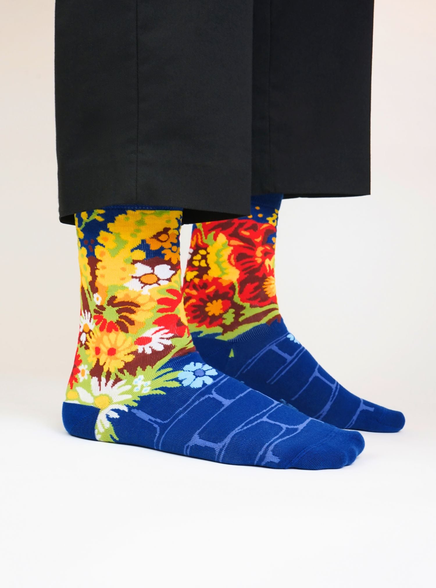 Charley Toorop - Vase with Flowers against a Wall