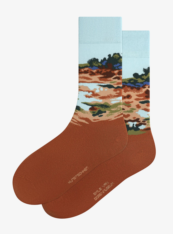 Bloei van de Gagel sokken van Kunstsokken x Emile Van Dorenmuseum, kameelbruin met lichtblauwe boord en de Kempense heide ingeweven